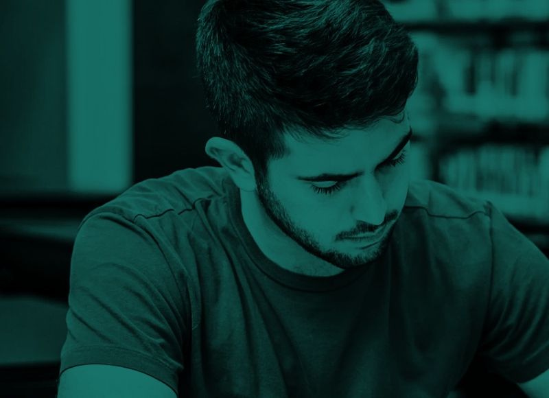 Estudiante trabajando en su tesis en la biblioteca
