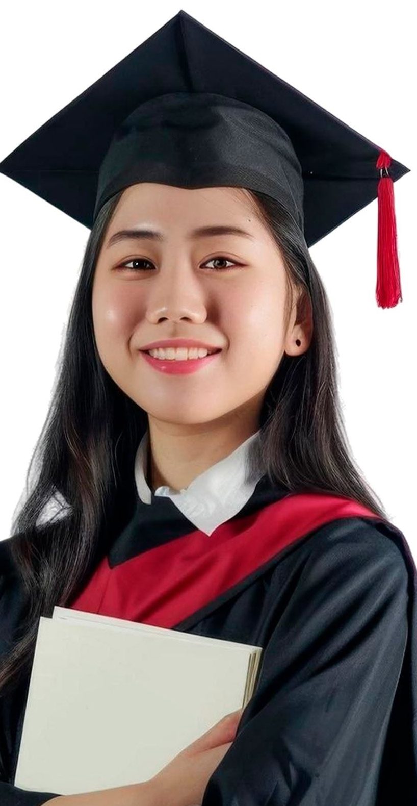 Estudiante graduada sonriendo con toga y birrete
